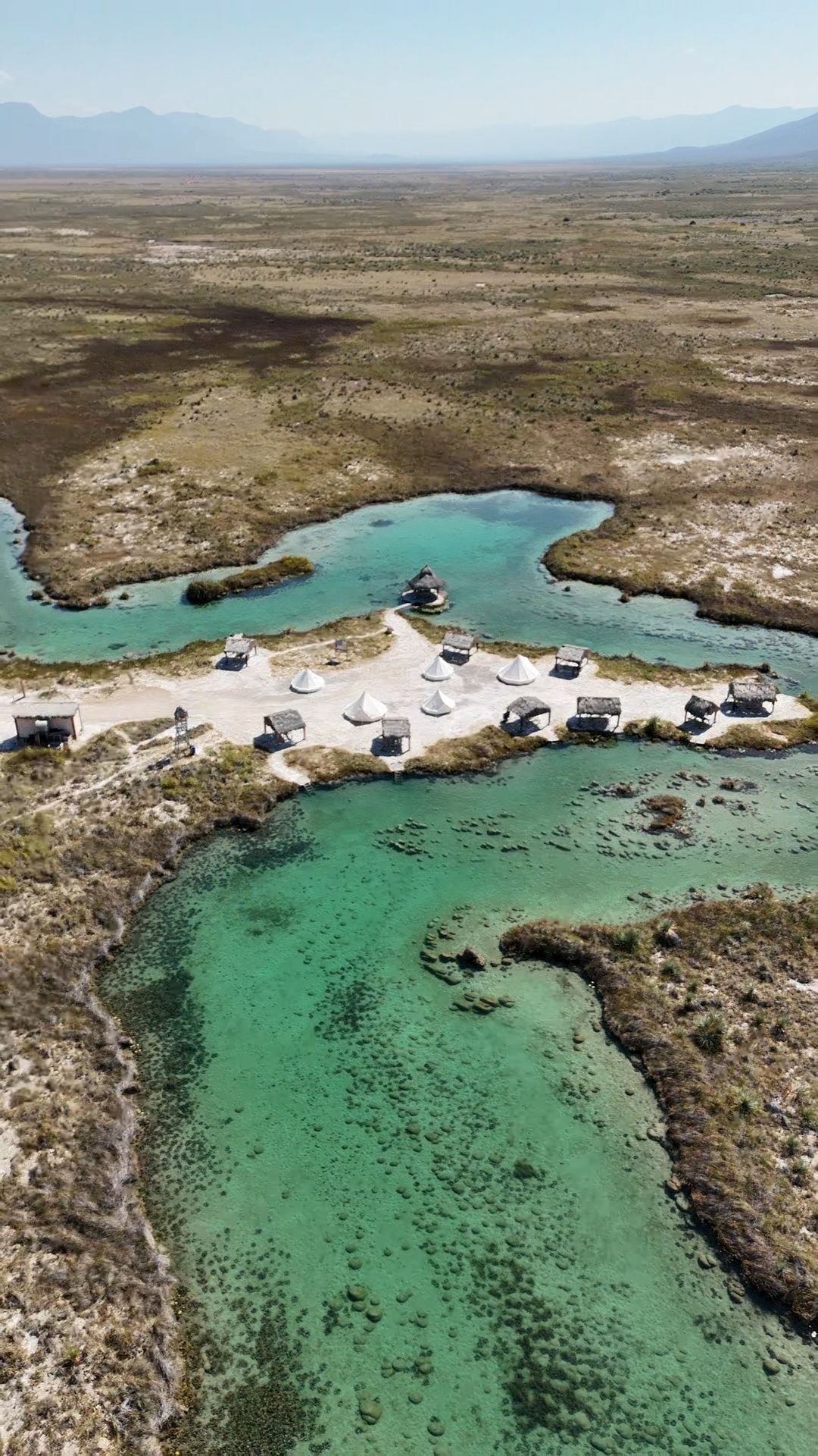 Una vista aérea de una pequeña isla en medio de un cuerpo de agua.