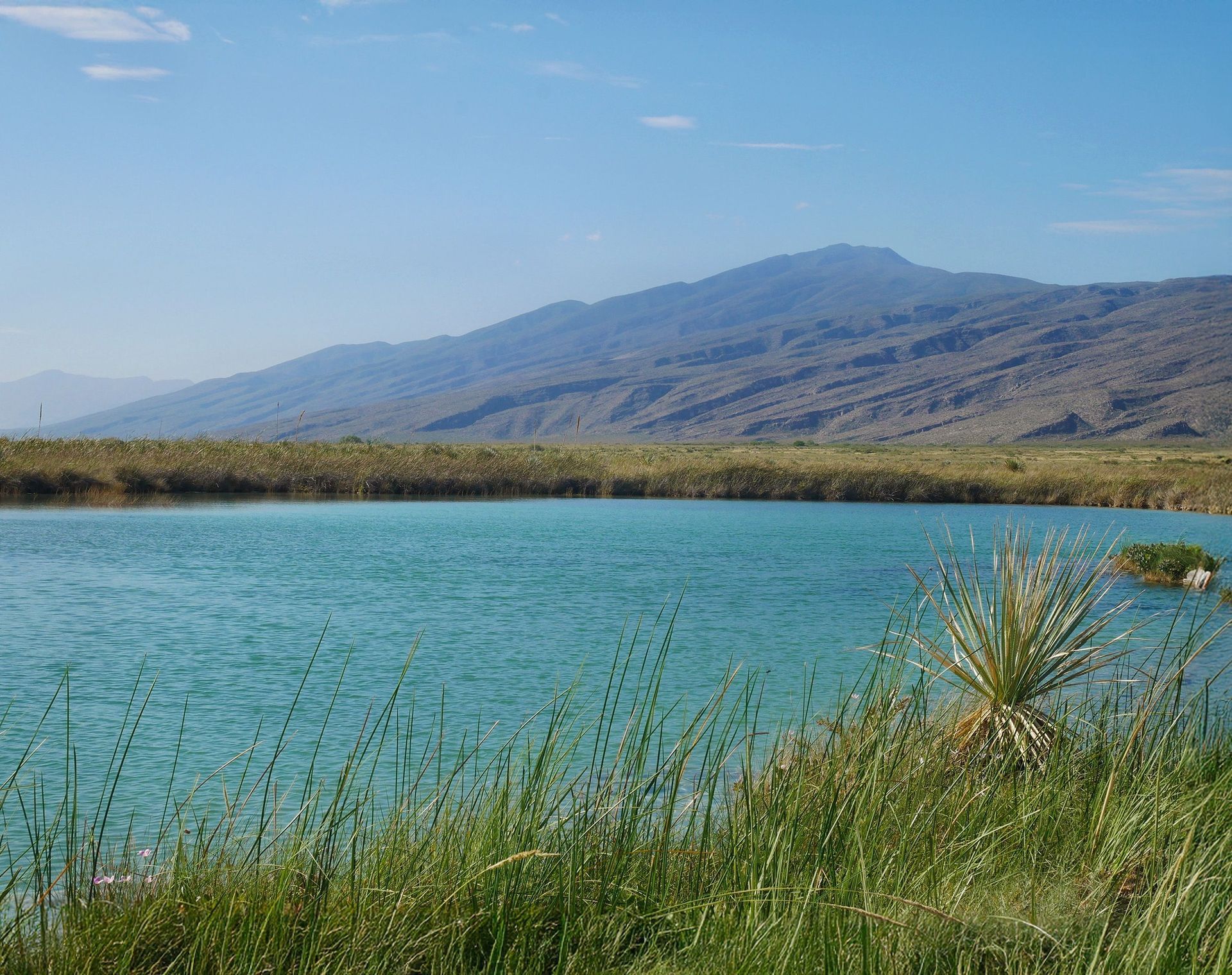 Una gran masa de agua con montañas al fondo