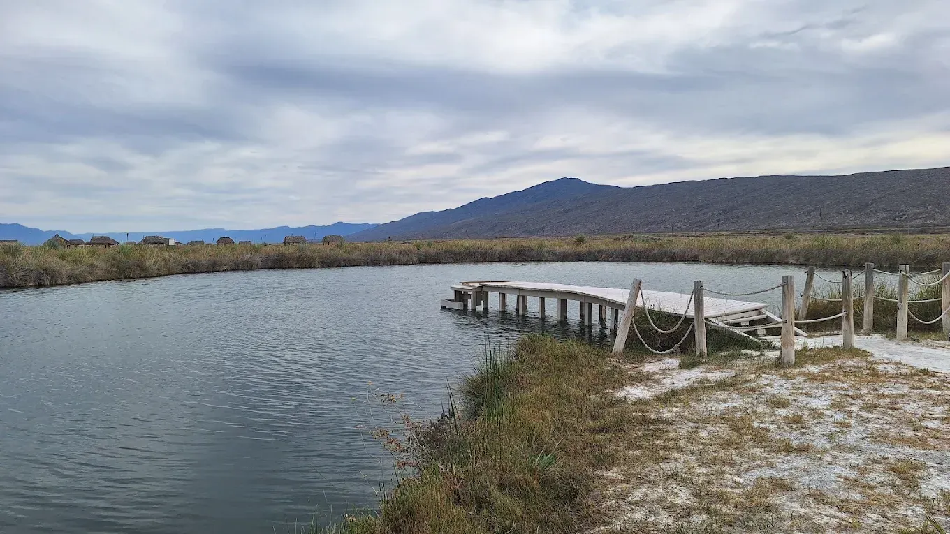 Hay un muelle de madera en el medio de un lago.