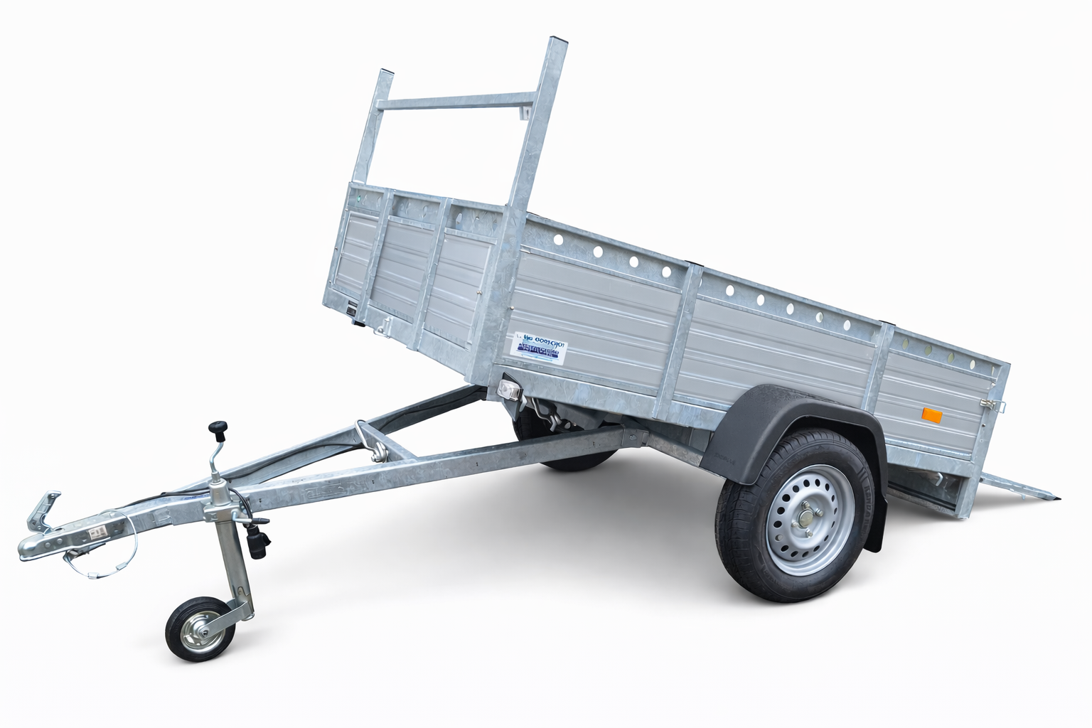 Een zilverkleurige metalen kipperaanhanger op een witte achtergrond, met een hoge voorbak en een enkelassige wielophanging.