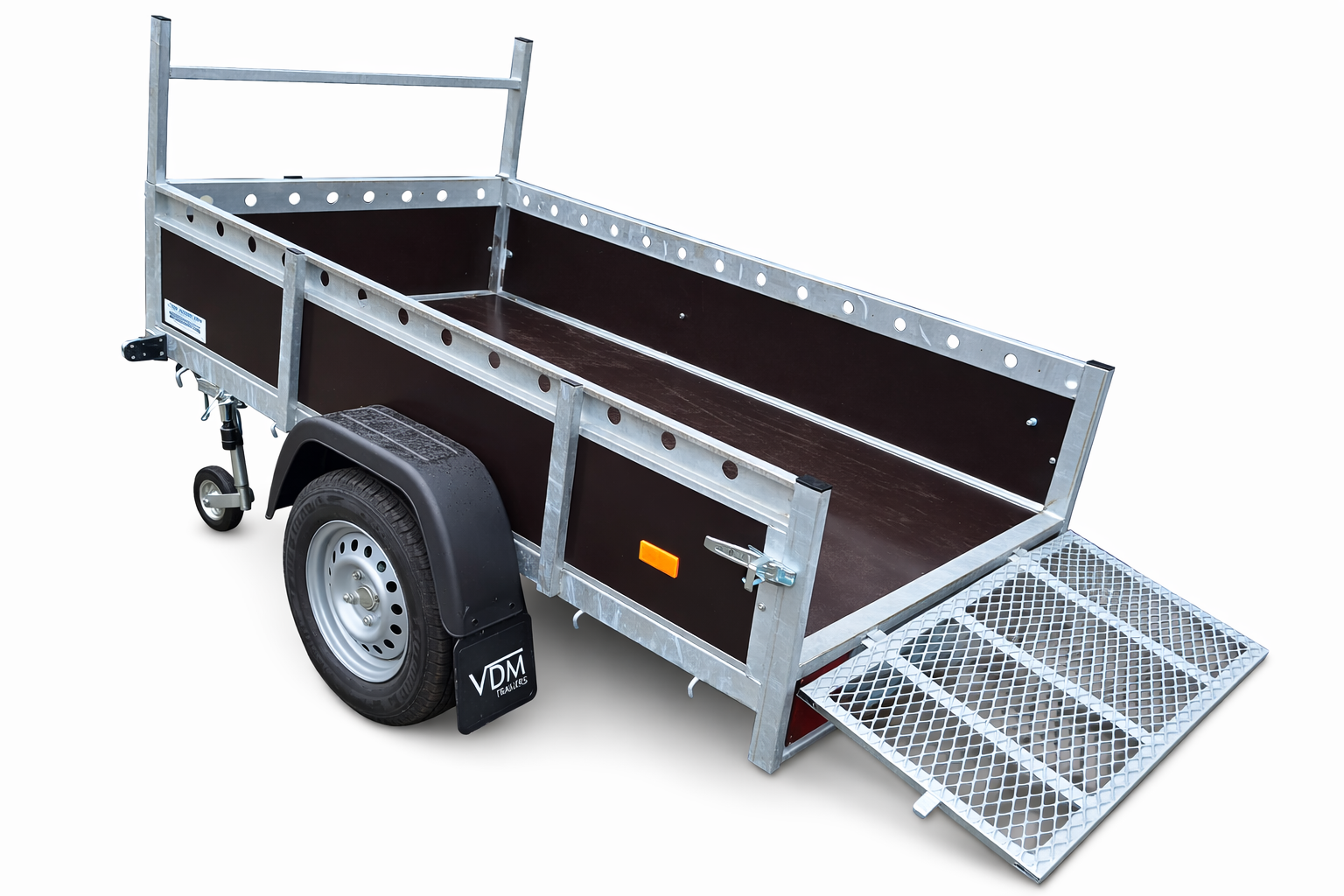 Een aanhanger van gegalvaniseerd staal met zwarte houten zijwanden, een ladderrek en een metalen oprijplaat aan de achterkant.