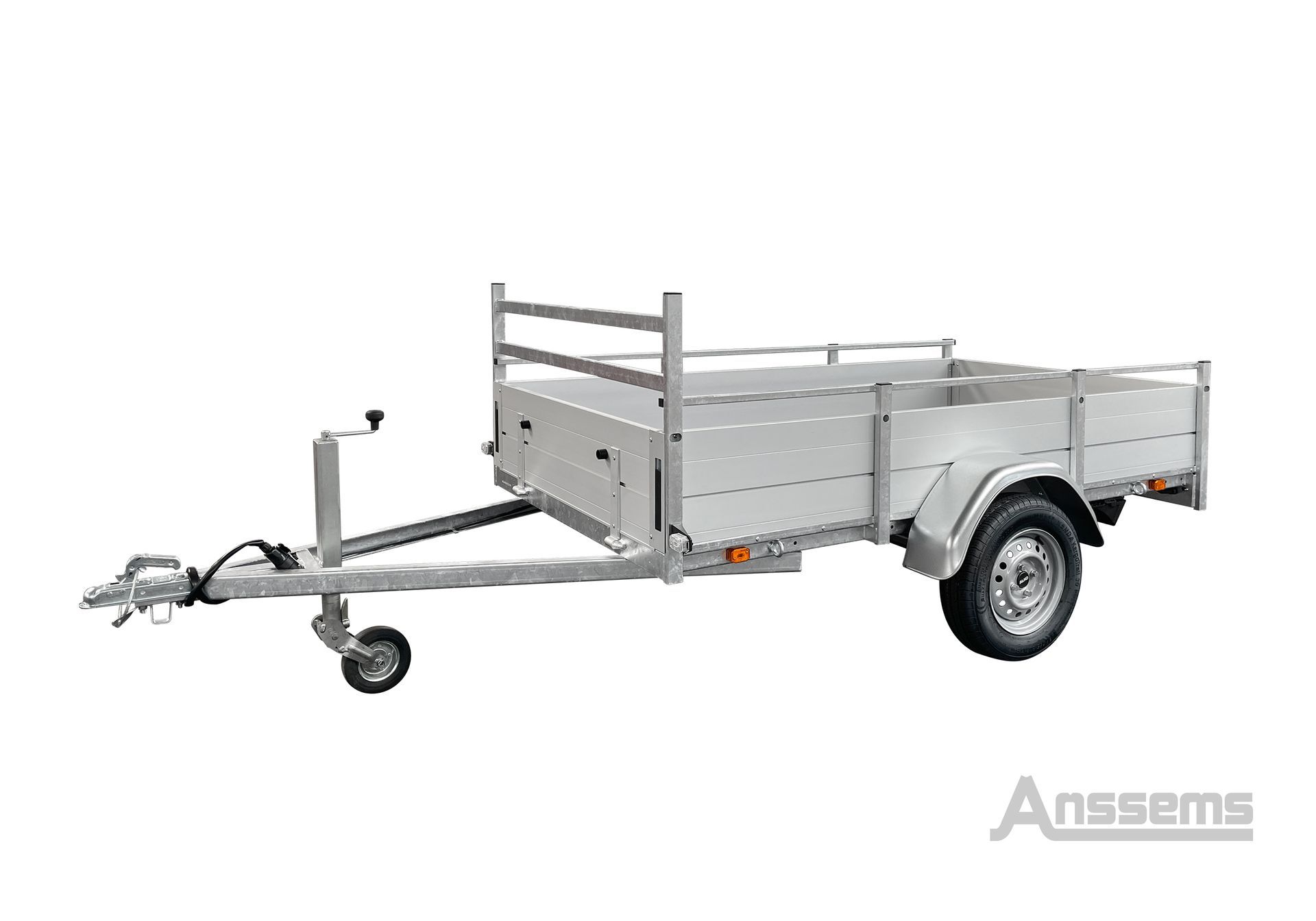 Zilverkleurige Anssems aanhanger met neerklapbare zijwanden, een voorrek en een zwenkwiel op een witte achtergrond.