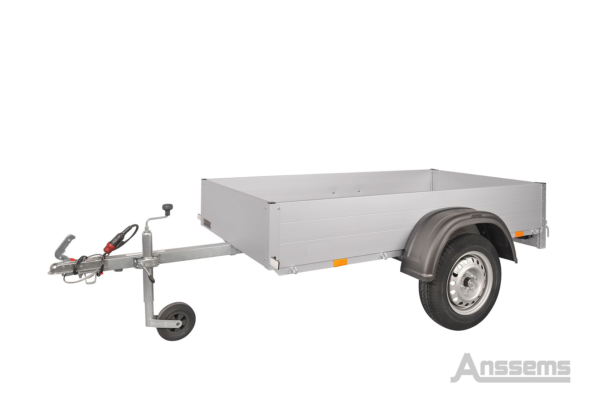 Een enkelassige aanhanger van het merk Anssems met zilverkleurige metalen zijwanden, een zwart spatbord en een neuswiel aan de voorzijde.