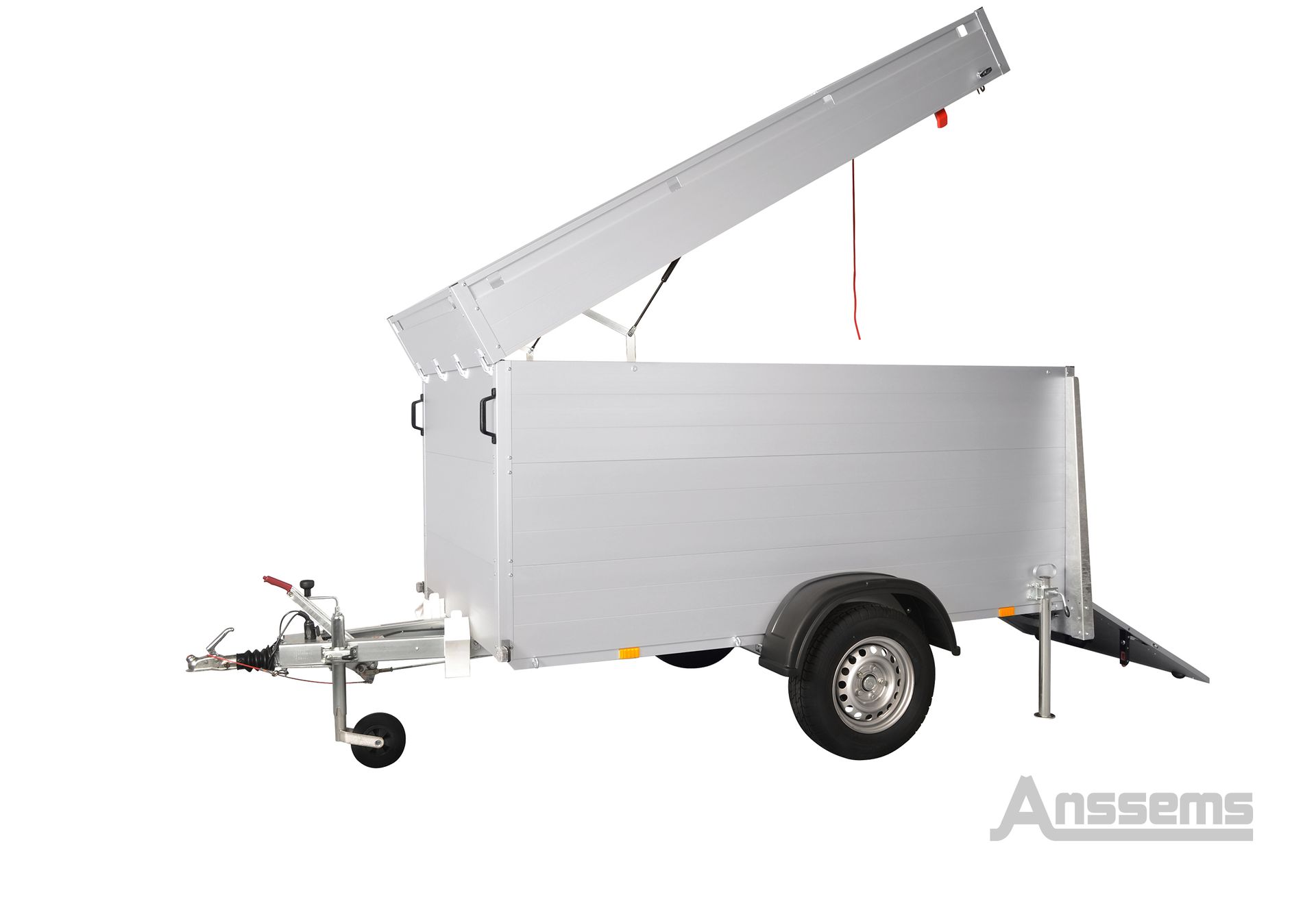 Zilverkleurige Anssems-aanhanger met een scharnierend deksel dat naar boven opent, een oprijplaat aan de achterkant en een steunwiel aan de voorkant.