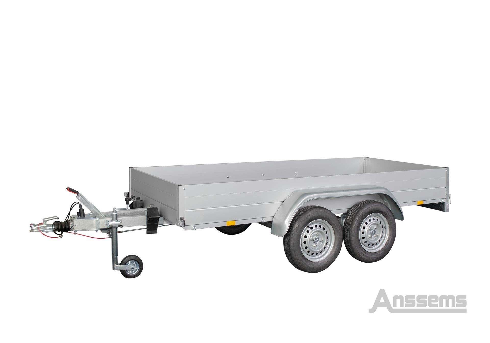 Een zilverkleurige Anssems aanhanger met dubbele as, een laadplatform en zijpanelen, afgebeeld op een witte achtergrond.