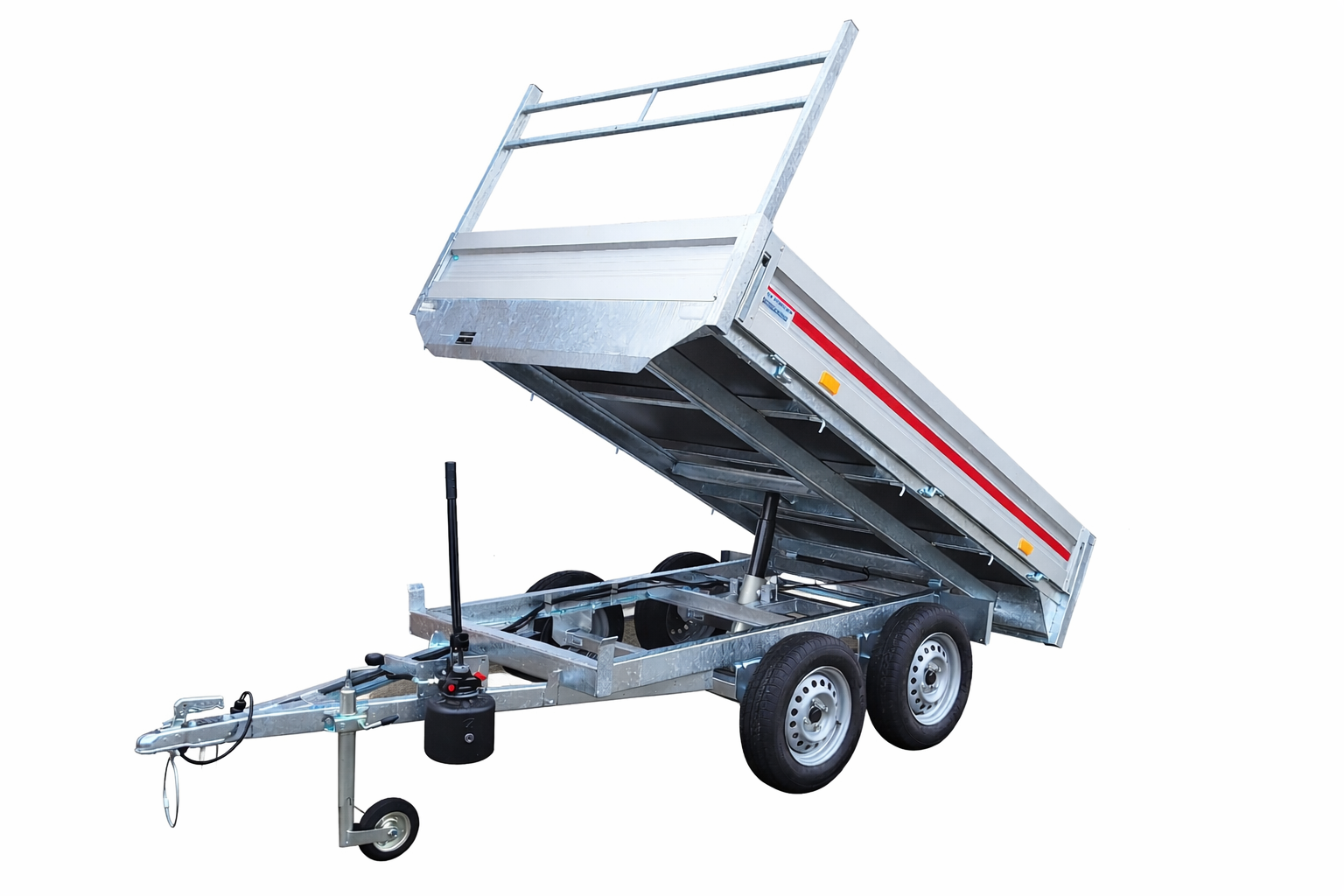 Een zilverkleurige kipper met dubbele as, waarvan de laadbak in de kiepstand staat, tegen een witte achtergrond.