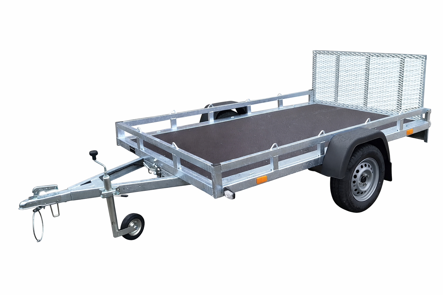 Een zilverkleurige metalen aanhanger met een donker, vlak laadplatform en een achterklep van gaas, afgebeeld op een witte achtergrond.