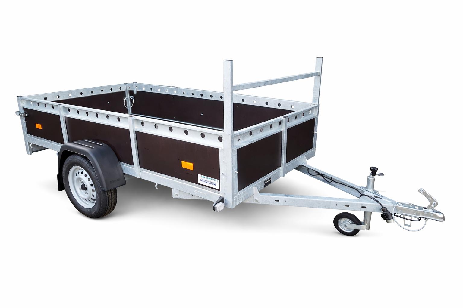 Een enkelassige aanhanger met donkerbruine houten zijwanden en een zilverkleurig metalen frame op een witte achtergrond.