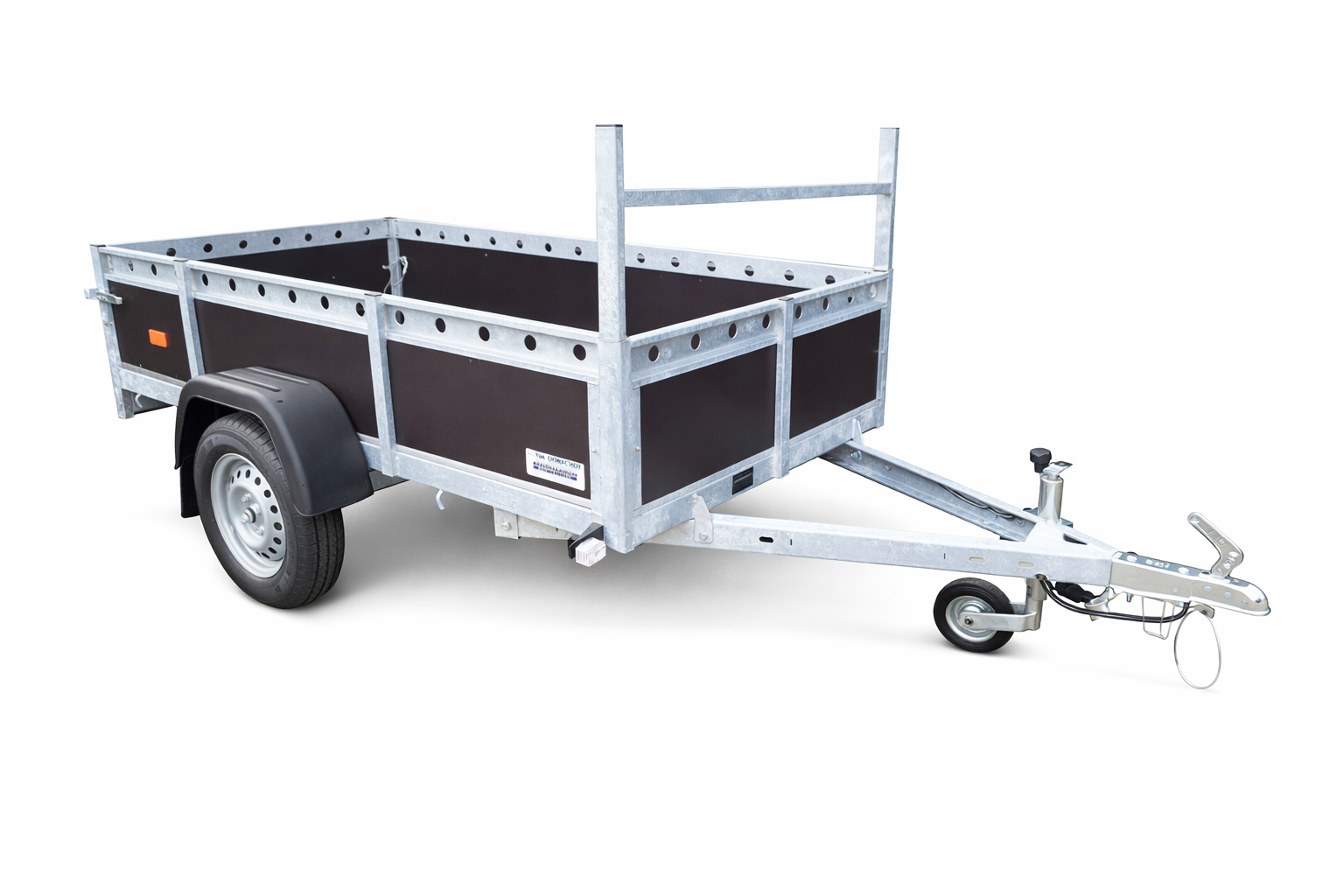 Een enkelassige aanhanger met zwarte zijpanelen, een gegalvaniseerd stalen frame en een ladderrek aan de voorzijde, op een witte achtergrond.