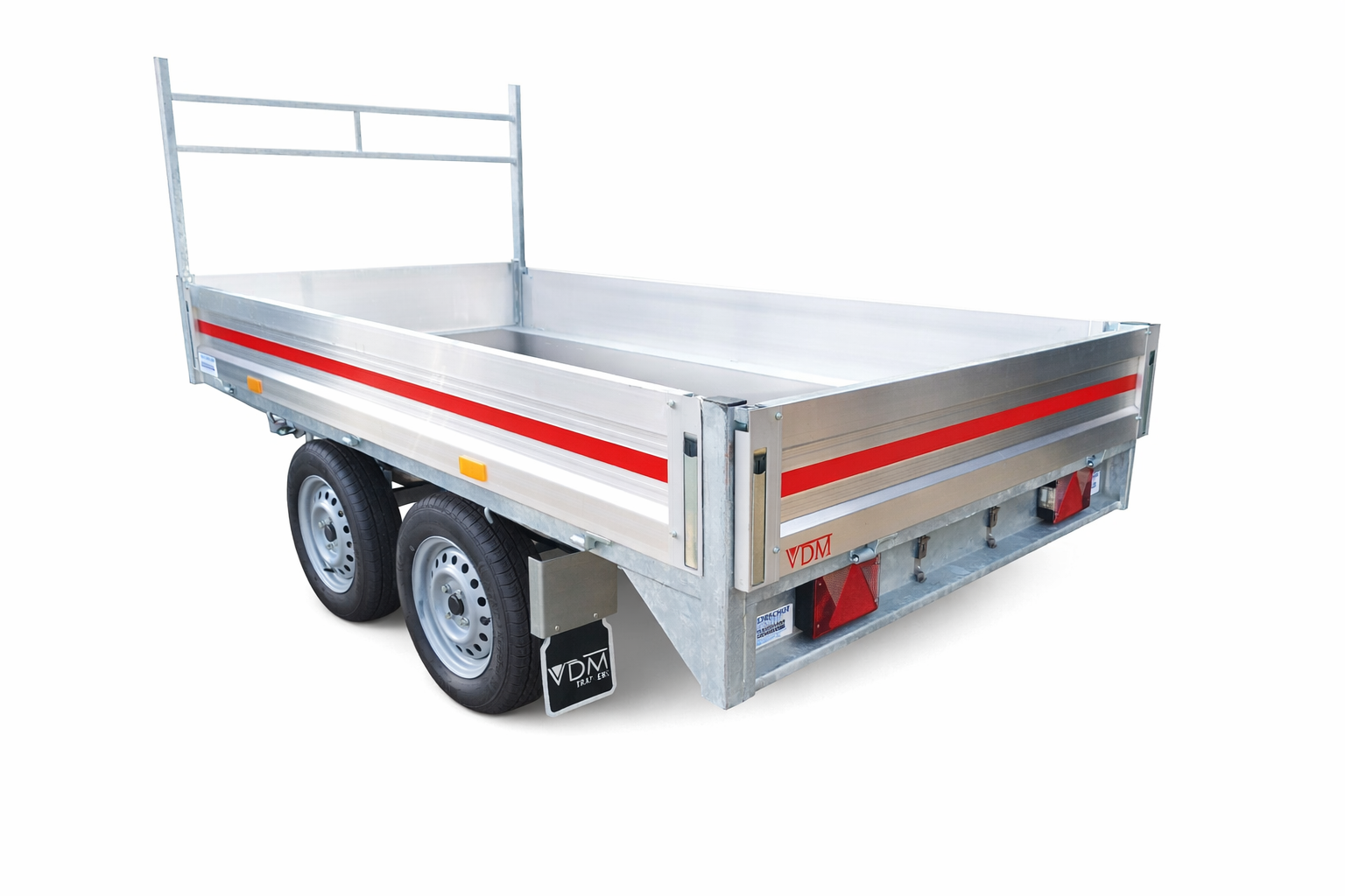 Een zilverkleurige, dubbelassige platte aanhanger met een rode reflecterende streep op de zijpanelen tegen een witte achtergrond.