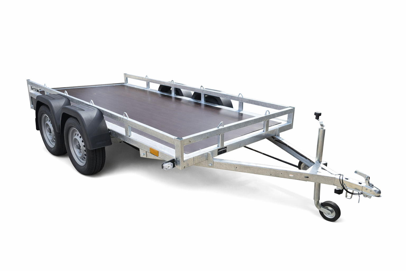 Een dubbelassige platte aanhanger met een houten laadplatform en aluminium reling, afgebeeld op een witte achtergrond.