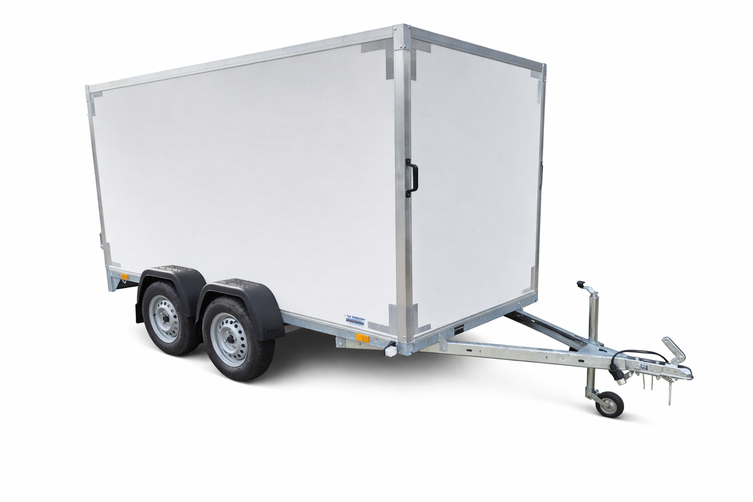 Een witte, dubbelassige gesloten aanhanger met een zilverkleurig frame en trekhaak, afgebeeld tegen een effen witte achtergrond.