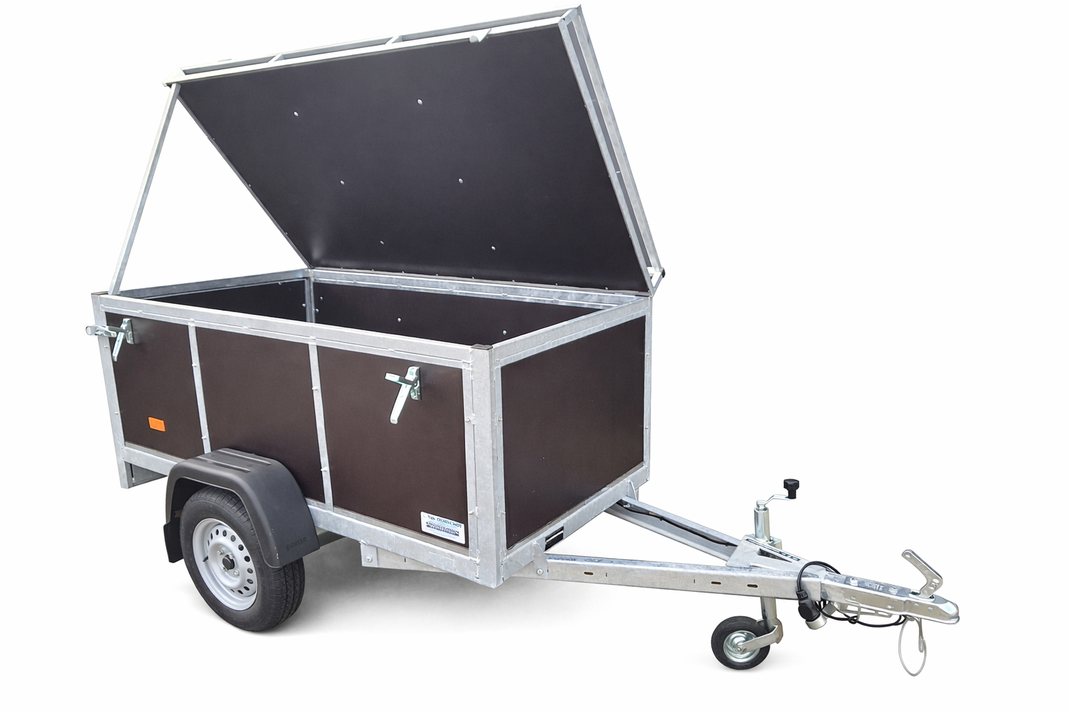 Een kleine, rechthoekige aanhanger met bruine houten zijkanten, een metalen frame en een open deksel, van de zijkant gezien.