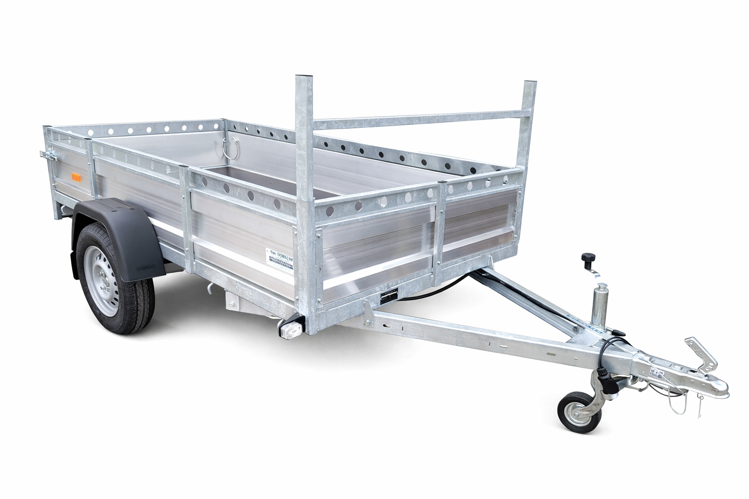 Een zilverkleurige aanhanger met enkele as, zijpanelen en een ladderrek aan de voorzijde, op een witte achtergrond.