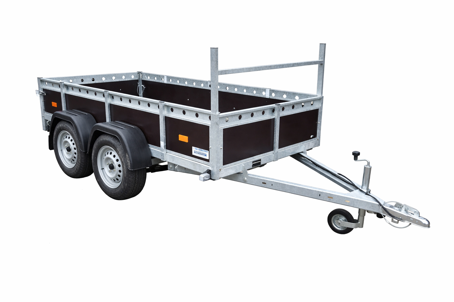 Een dubbelassige platte aanhanger met donkerhouten zijpanelen en een zilverkleurig metalen frame op een witte achtergrond.