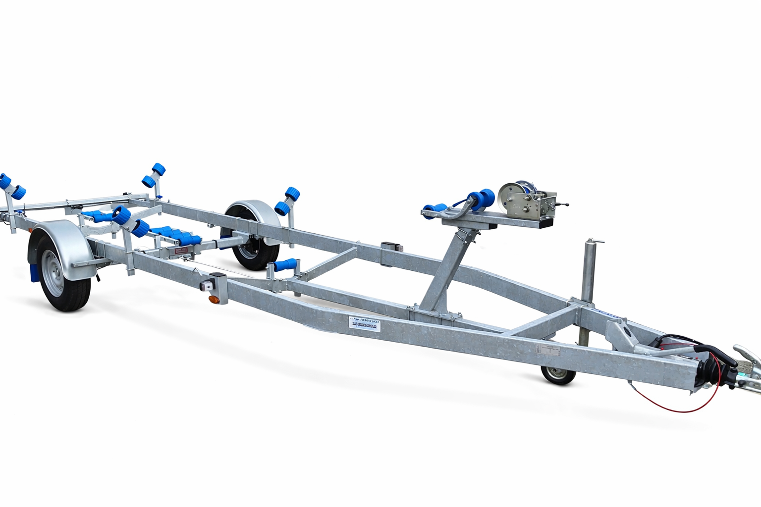 Gegalvaniseerde metalen boottrailer met blauwe rollen, een lier aan de voorzijde en wielen op een witte achtergrond.