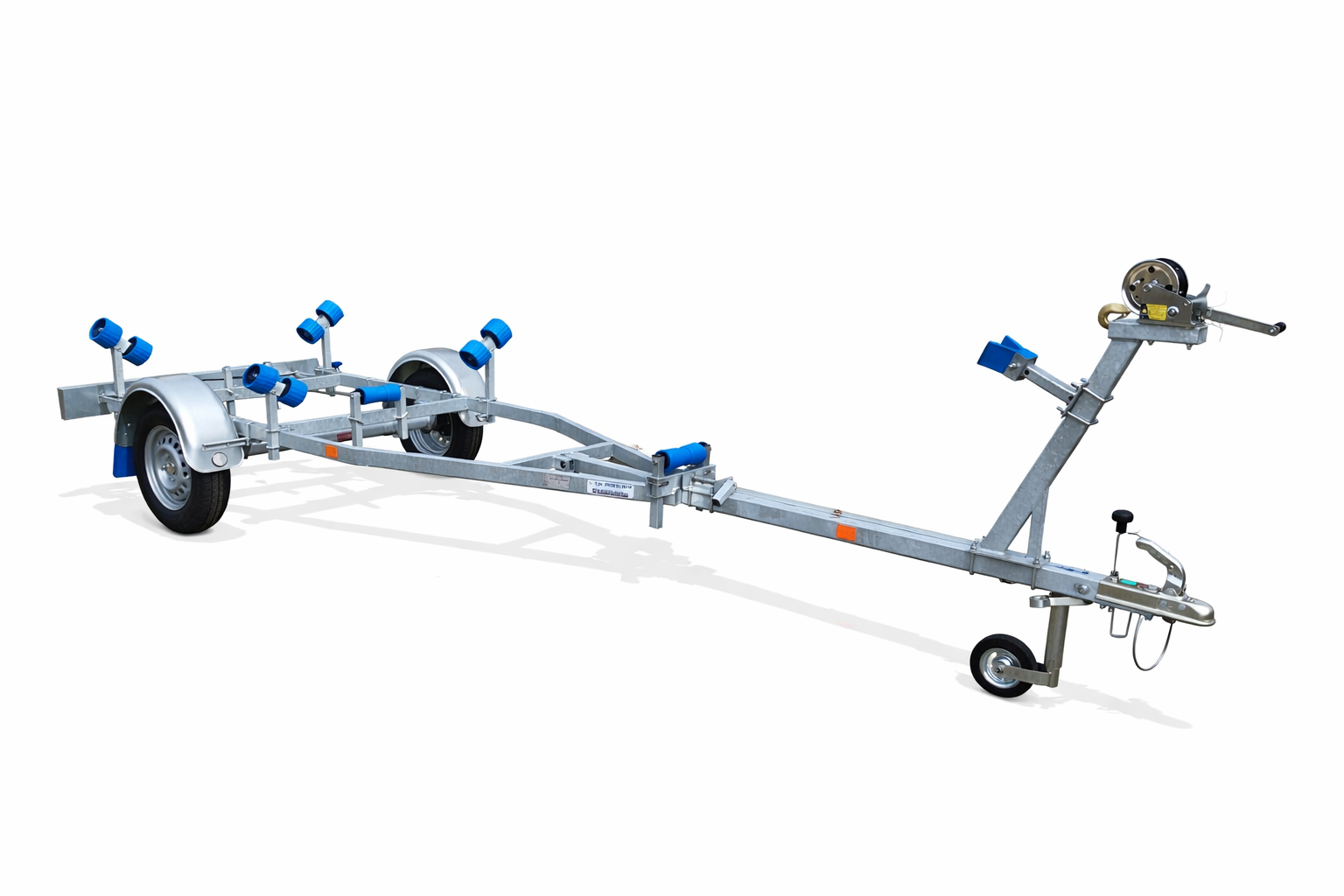 Een gegalvaniseerde boottrailer met blauwe rollen, een lier en een neuswiel, geïsoleerd tegen een witte achtergrond.