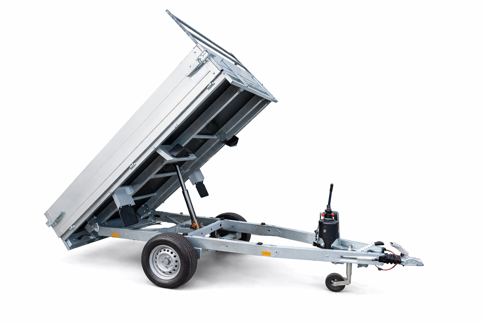 Een gegalvaniseerde metalen kipper met de laadbak omhoog, afgebeeld tegen een effen witte achtergrond.