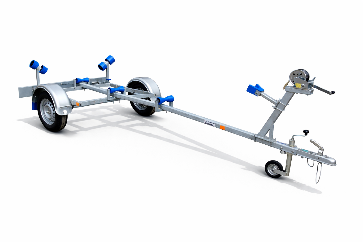Gegalvaniseerde boottrailer met blauwe rollen, wielen en een handlier op een witte achtergrond.