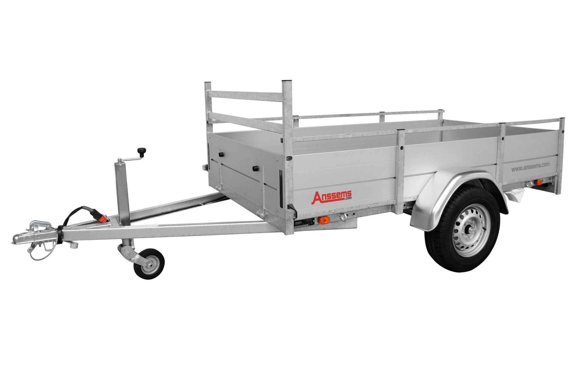 Een zilverkleurige aanhanger met een lage laadbak, zijrails en een trekhaak, afgebeeld tegen een effen witte achtergrond.