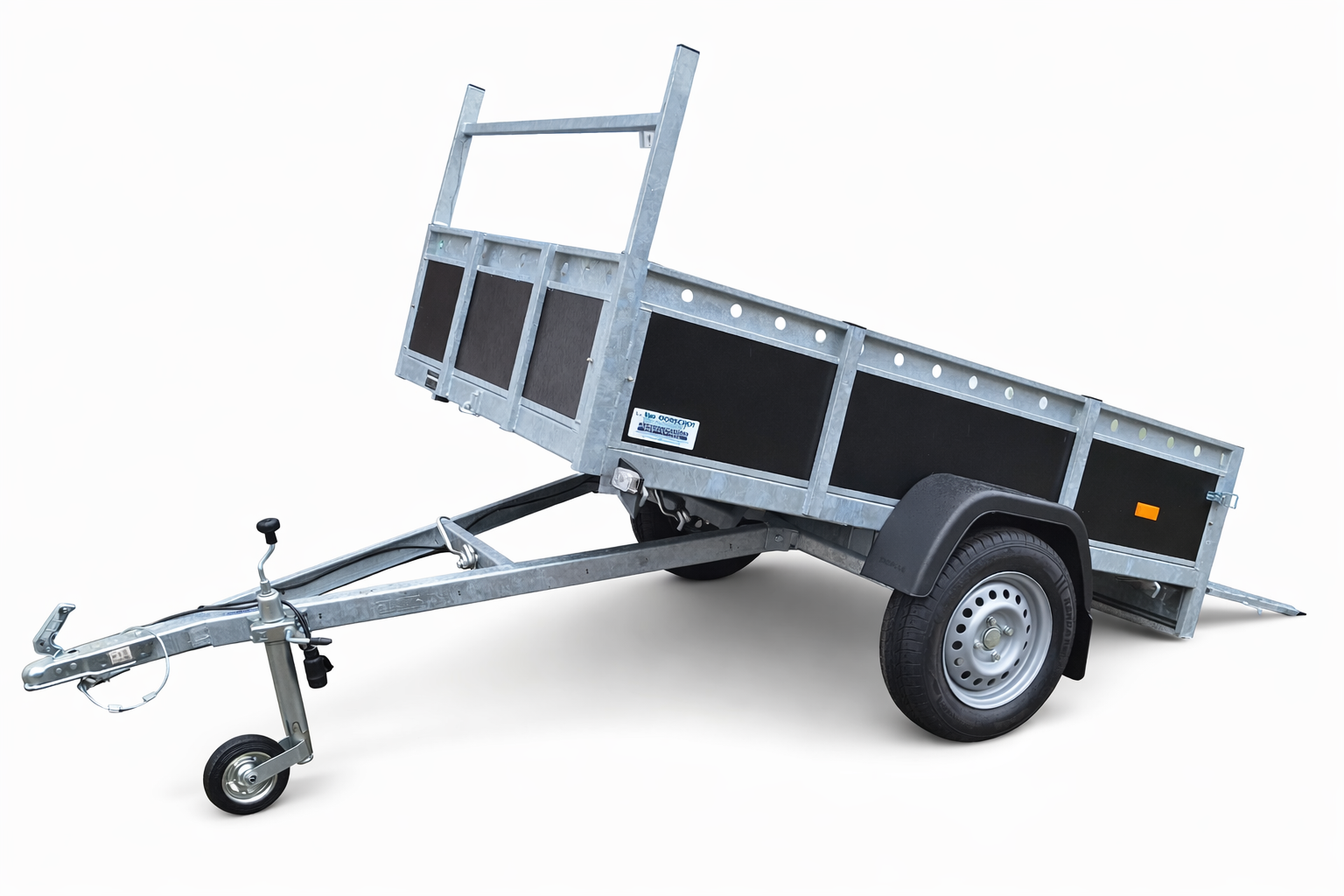 Een aanhanger van gegalvaniseerd staal met een zwarte laadbak en kantelbare laadruimte, schuin gefotografeerd tegen een witte achtergrond.