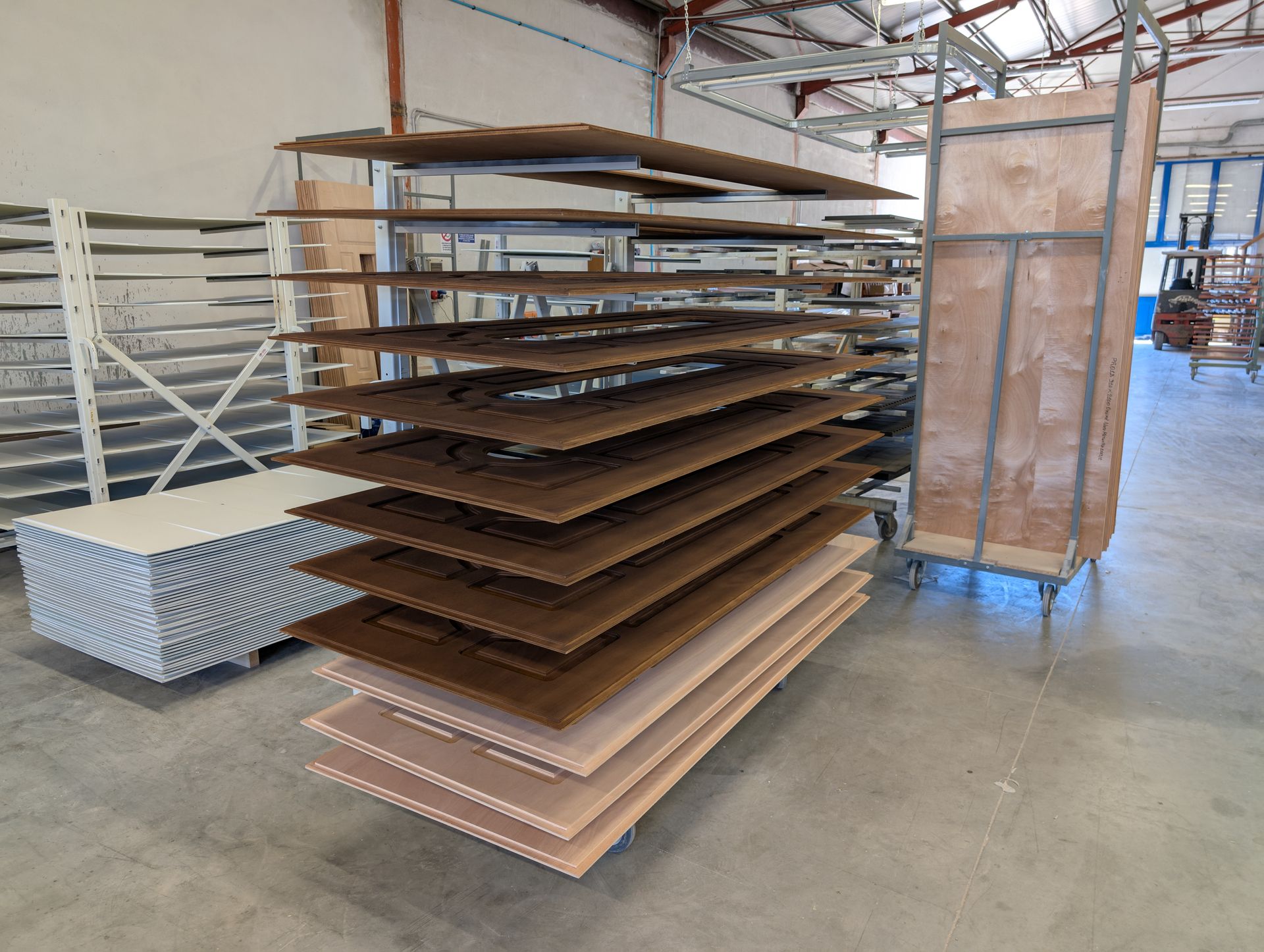 Un magazzino pieno di tanti scaffali di legno