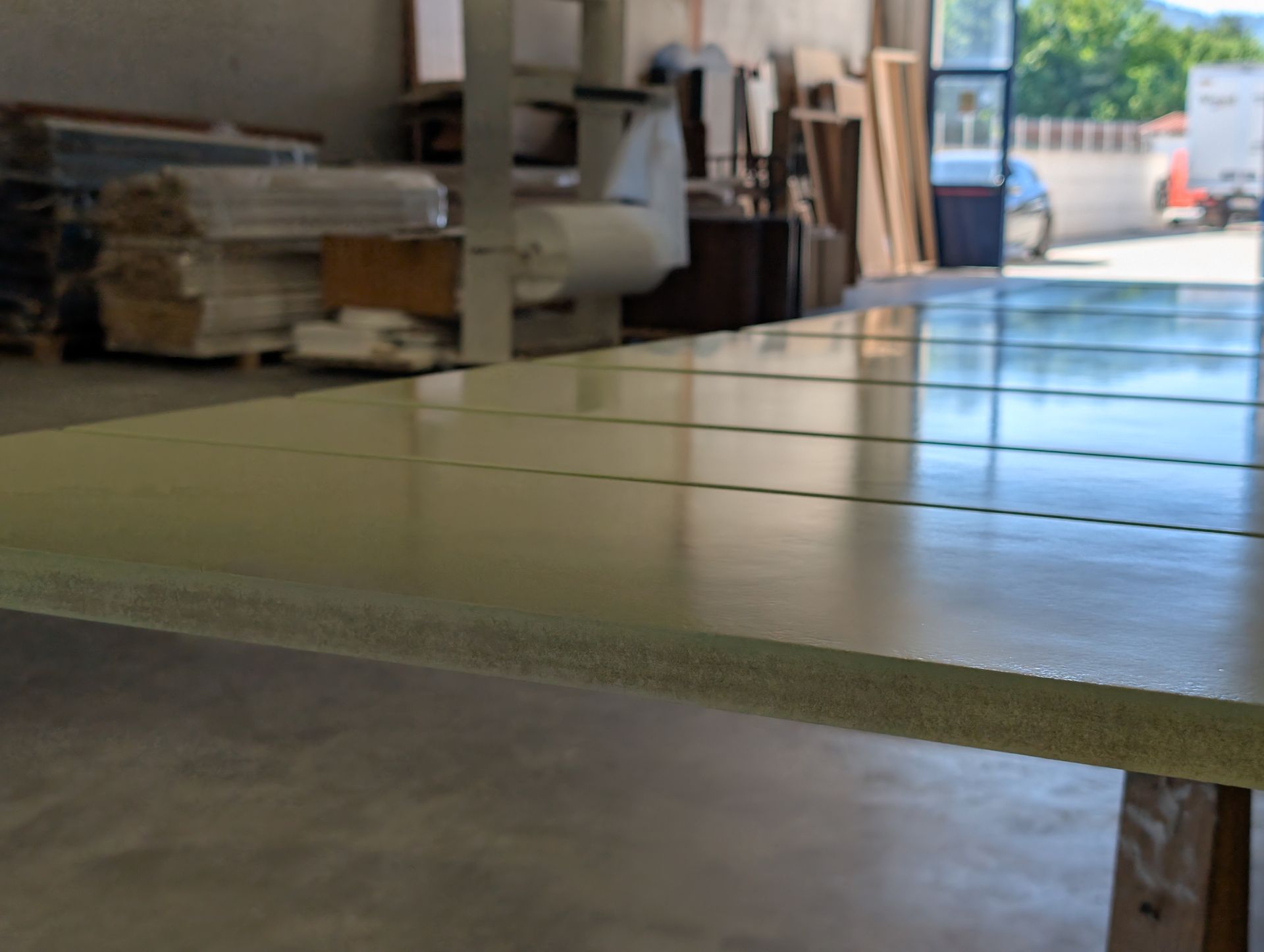 Un magazzino pieno di tanti pezzi di legno