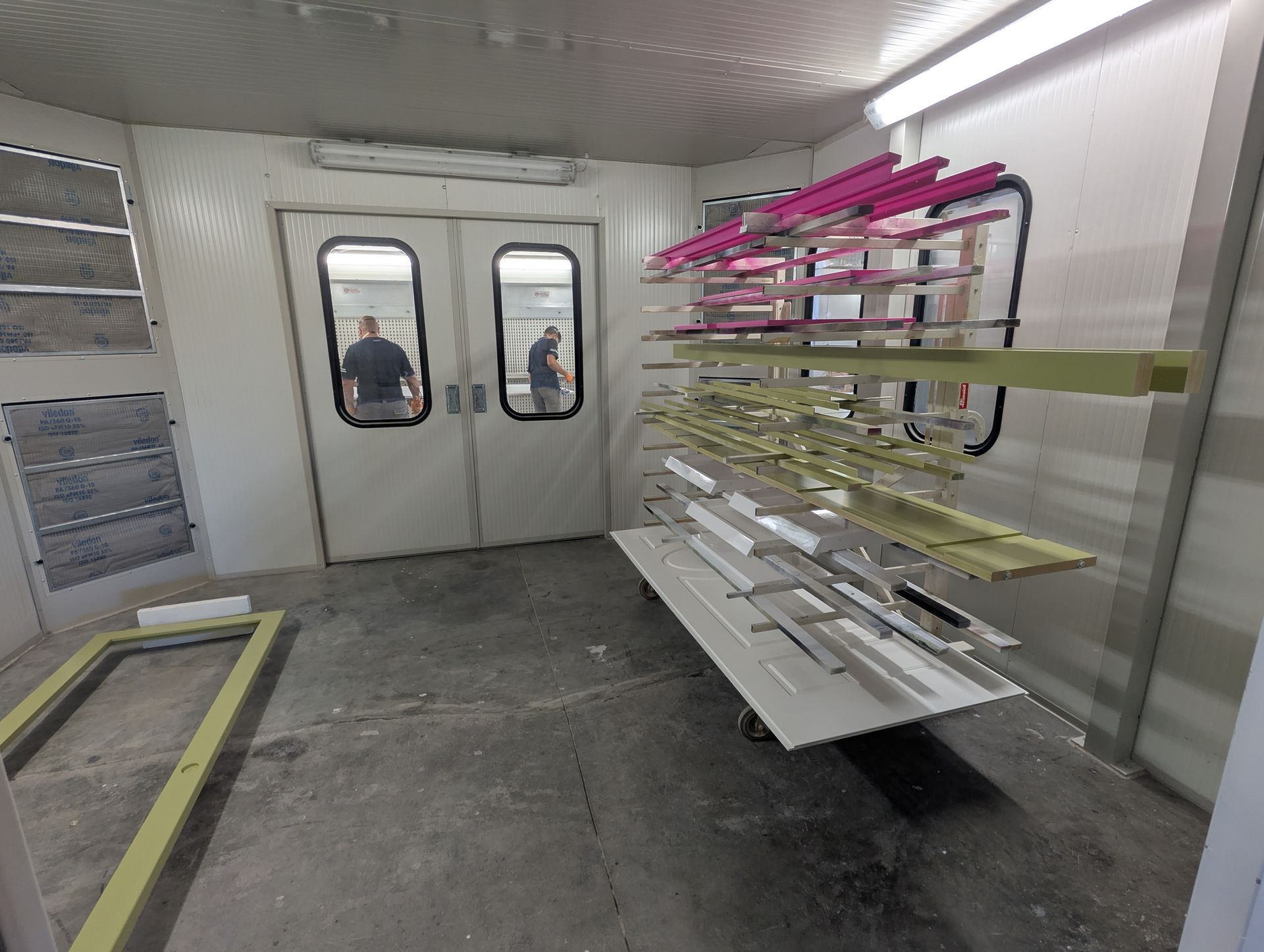 Una stanza con molti scaffali e una porta