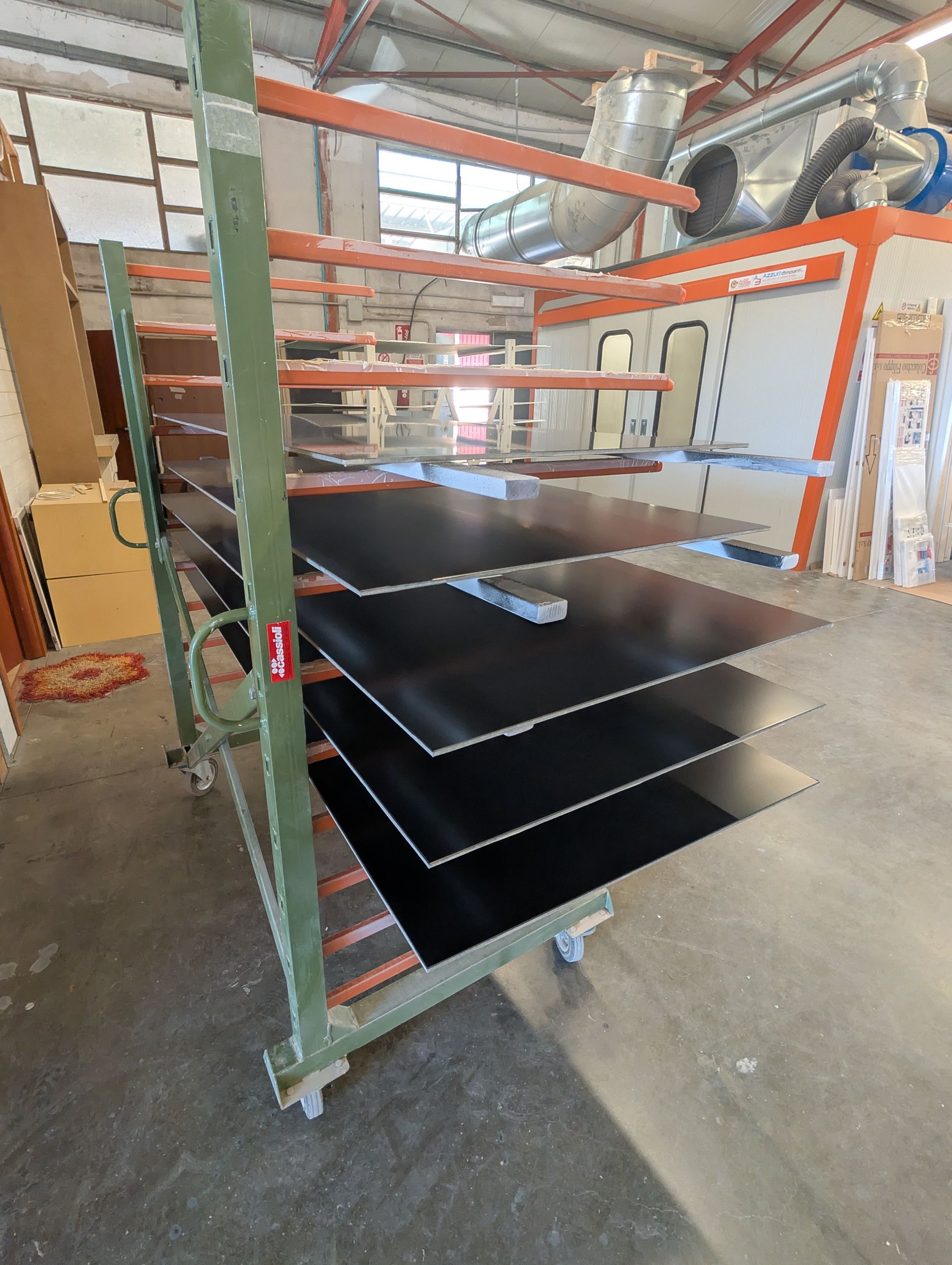 Un mucchio di fogli neri sono impilati uno sopra l'altro