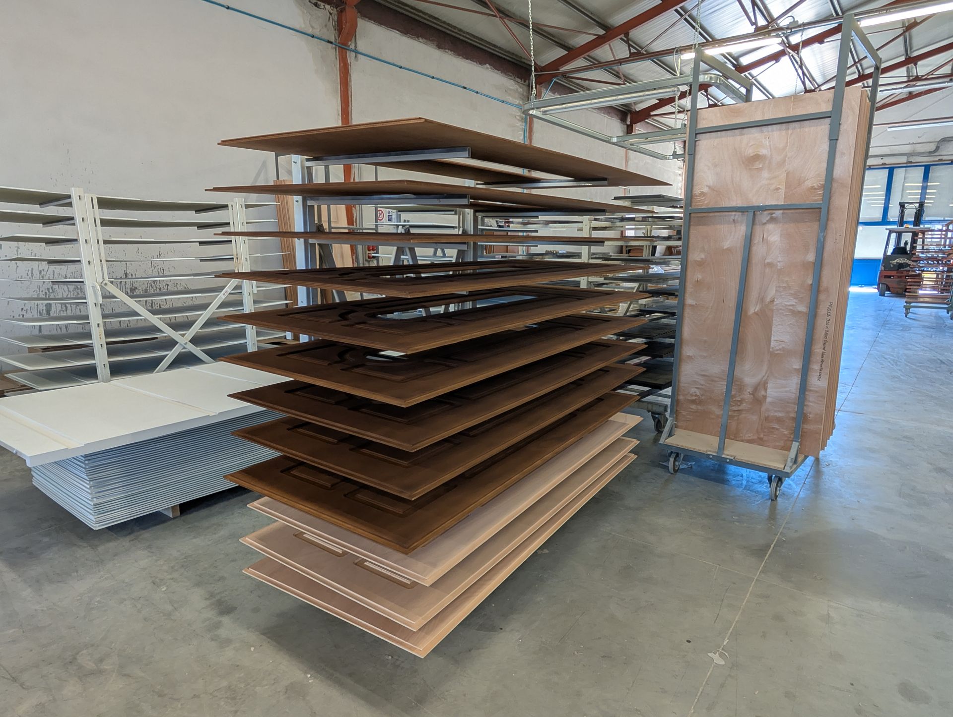 Un magazzino pieno di tanti scaffali di pannelli in legno