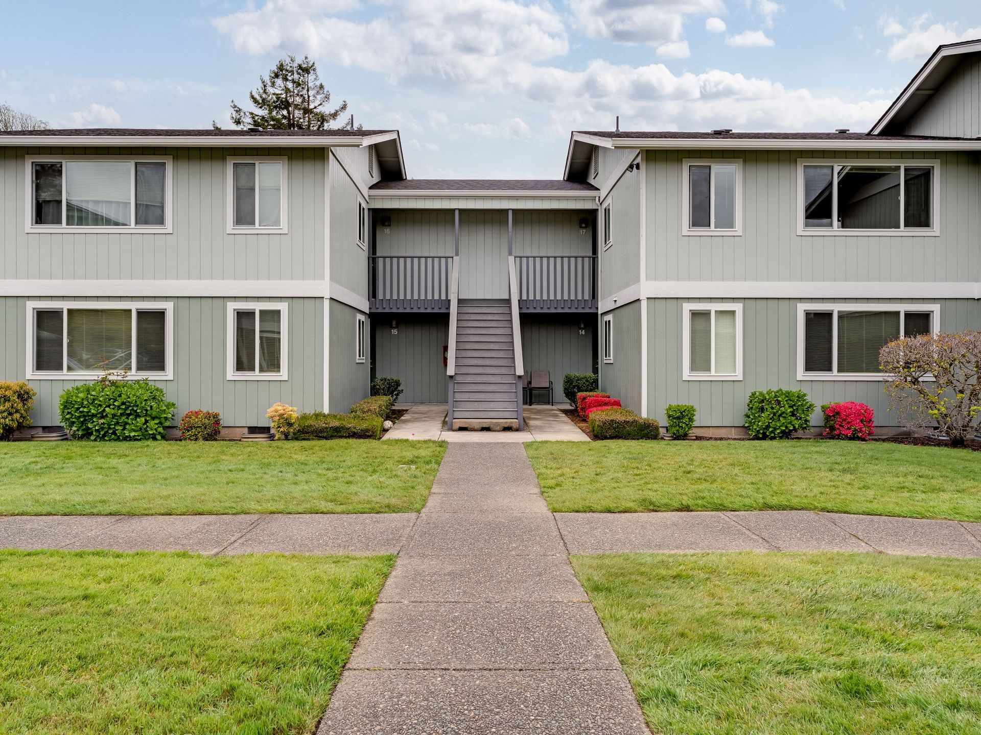 View of Southridge Apartments and front lawn.
