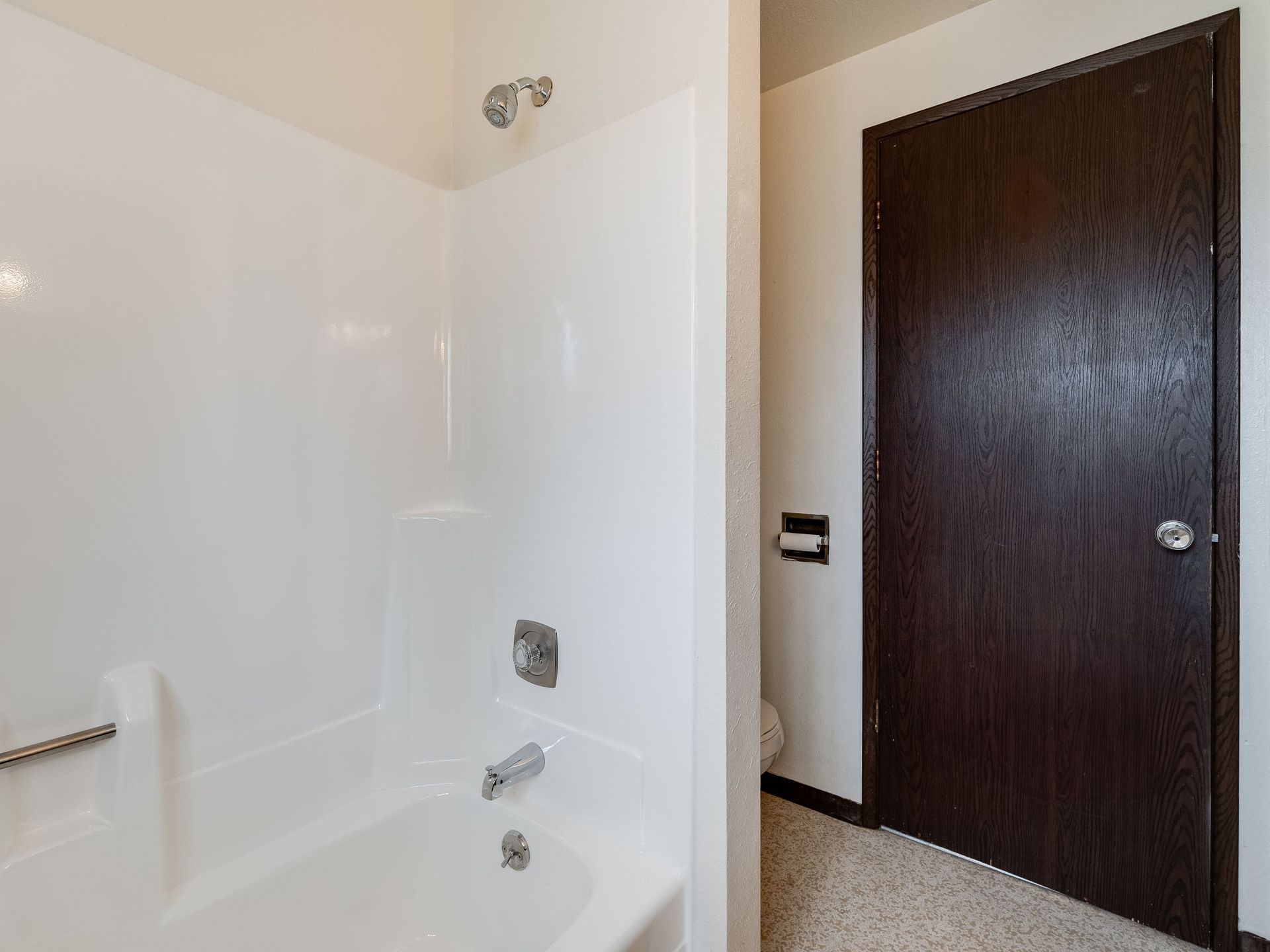 Southridge Apartments 2Bed/1Bath bathroom with view of tub