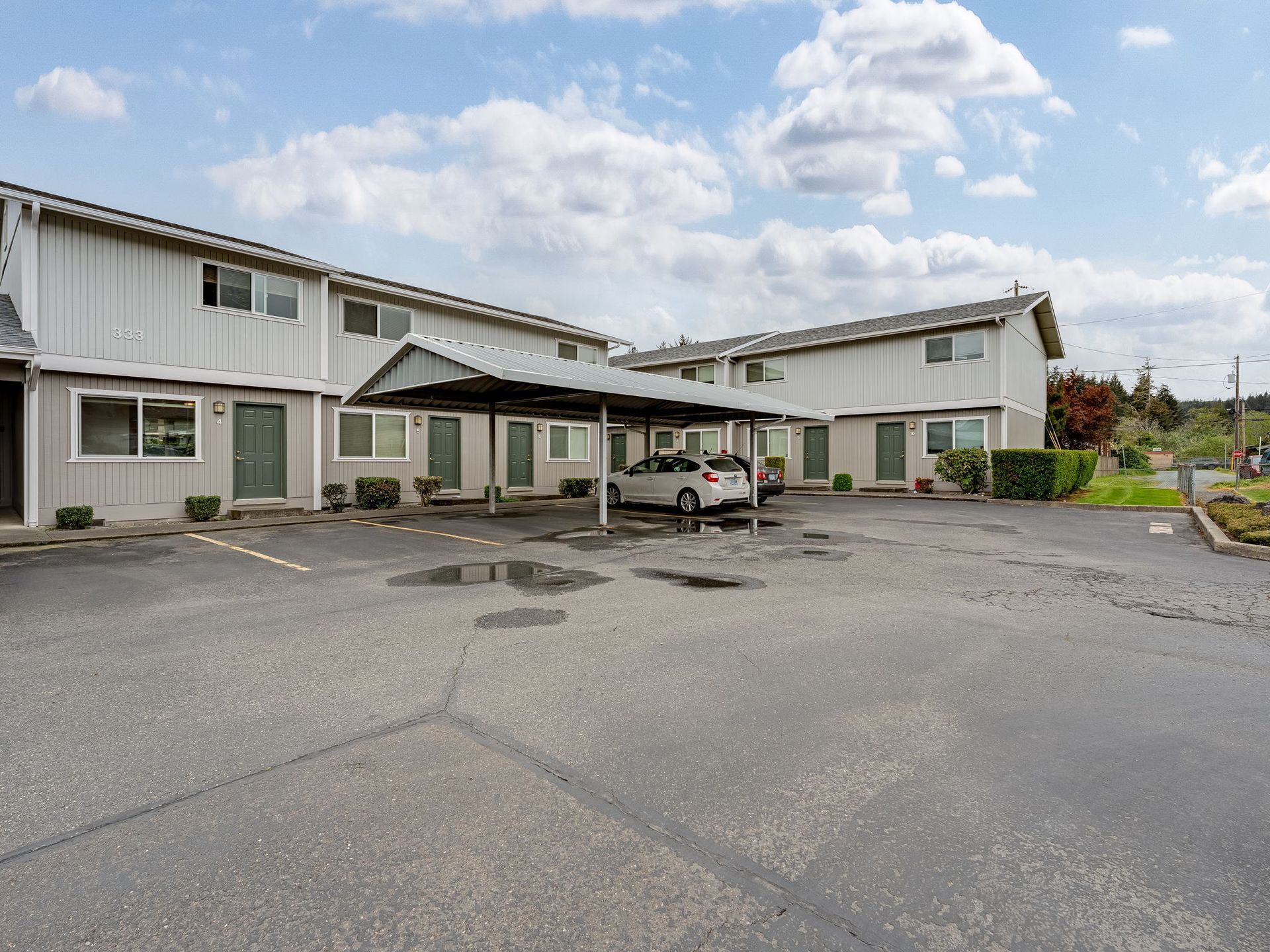 View of the Southridge apartment Townhomes building exterior.