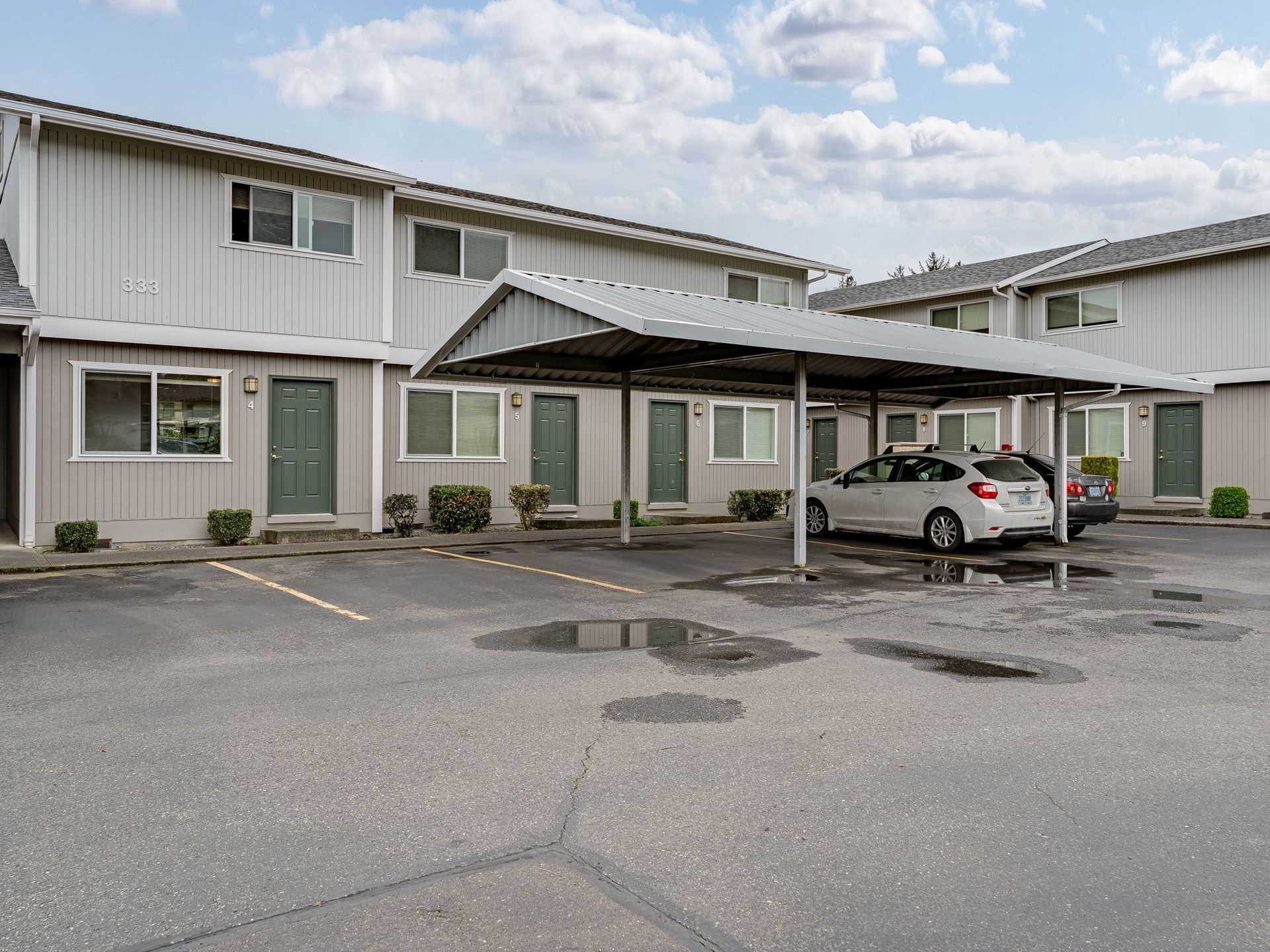 View of the Southridge apartment Townhomes building exterior.