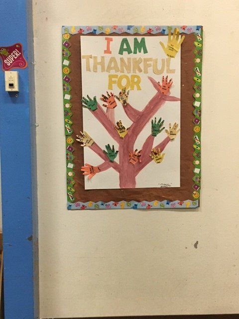 A bulletin board that says i am thankful for