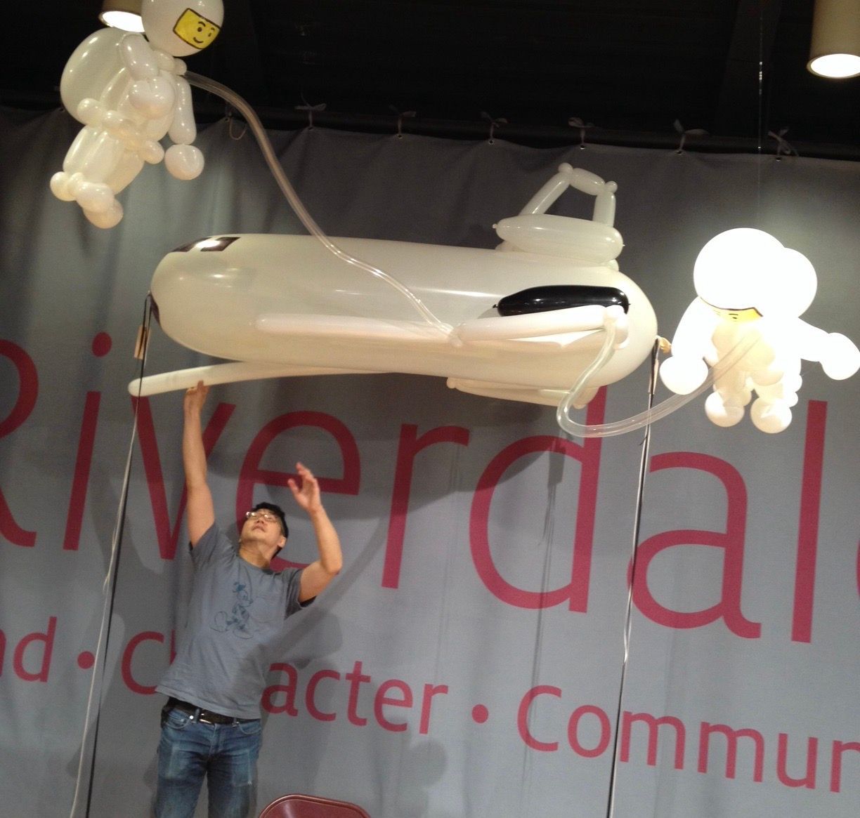 A louis vuitton logo made out of balloons