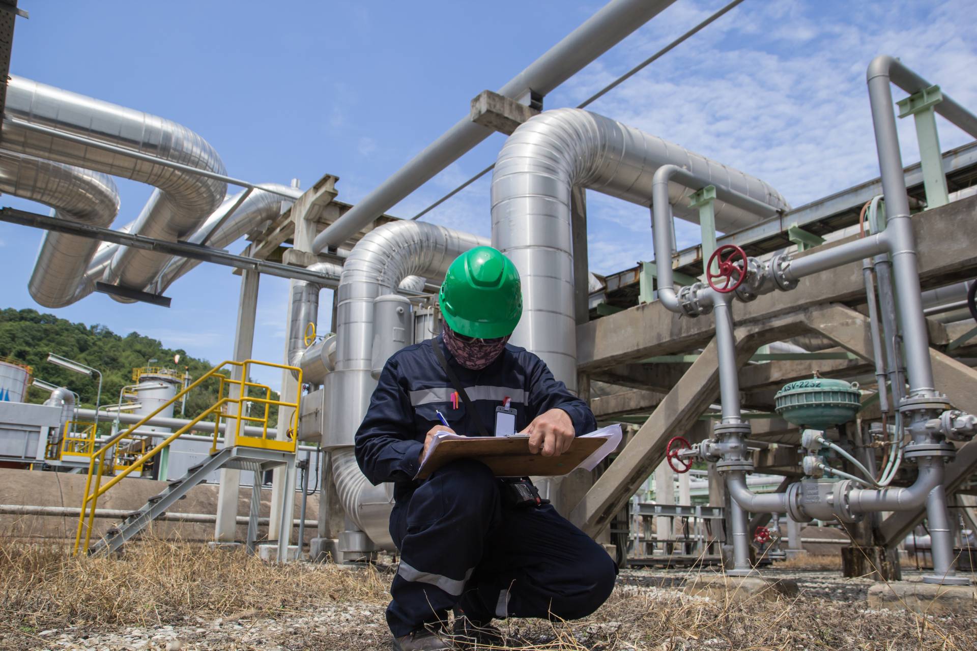 Tecnico controlla un impianto industriale