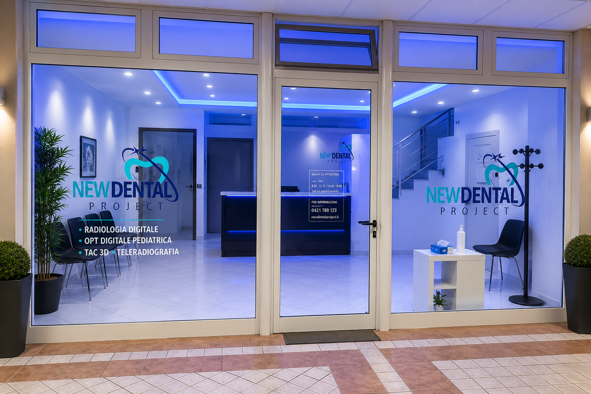 L'ingresso della nuova clinica dentistica, con la sua facciata in vetro, si illumina di blu di notte, lasciando visibili all'interno l'insegna e la reception.