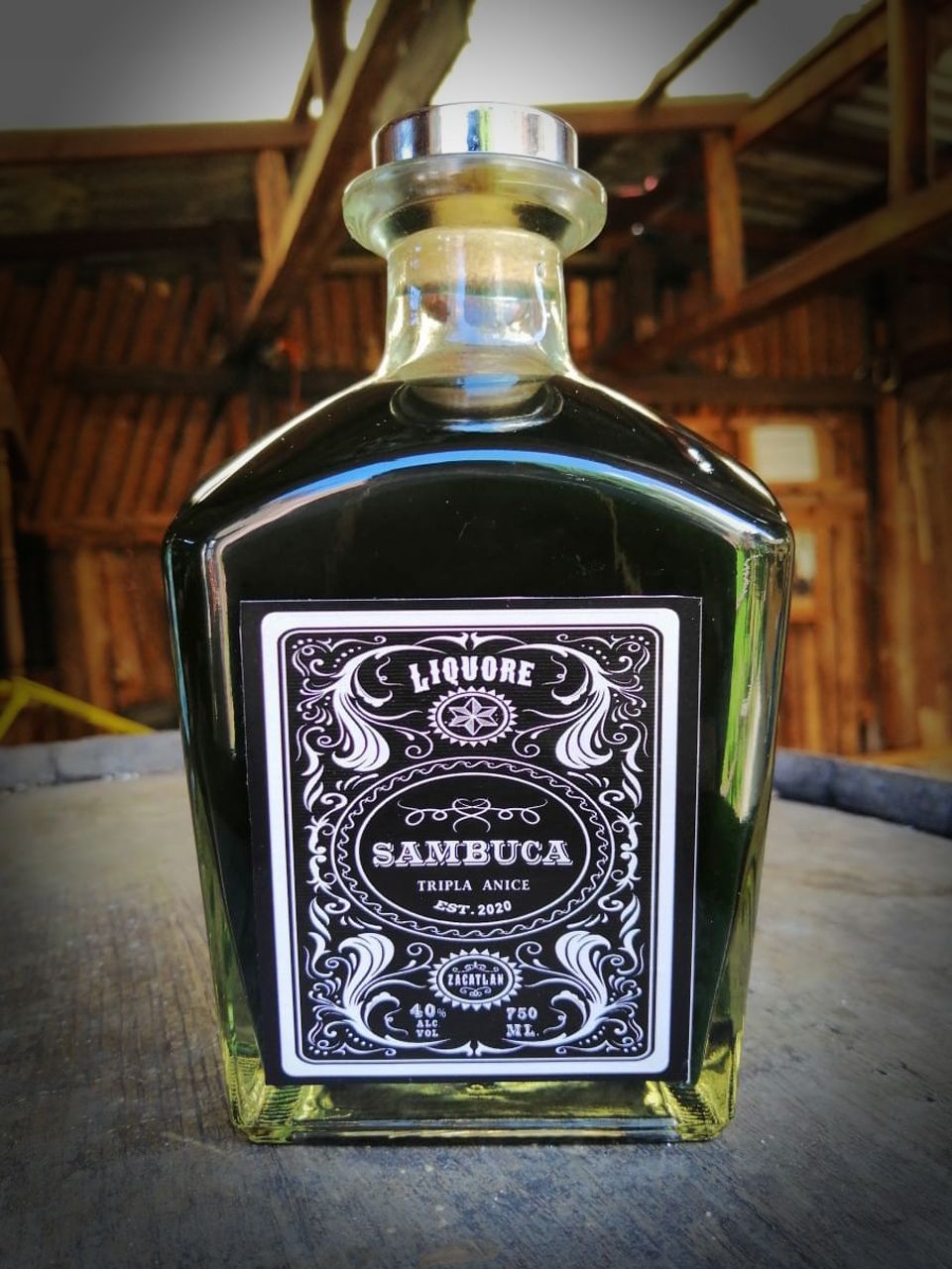 Una botella de licor samruga está sobre una mesa.