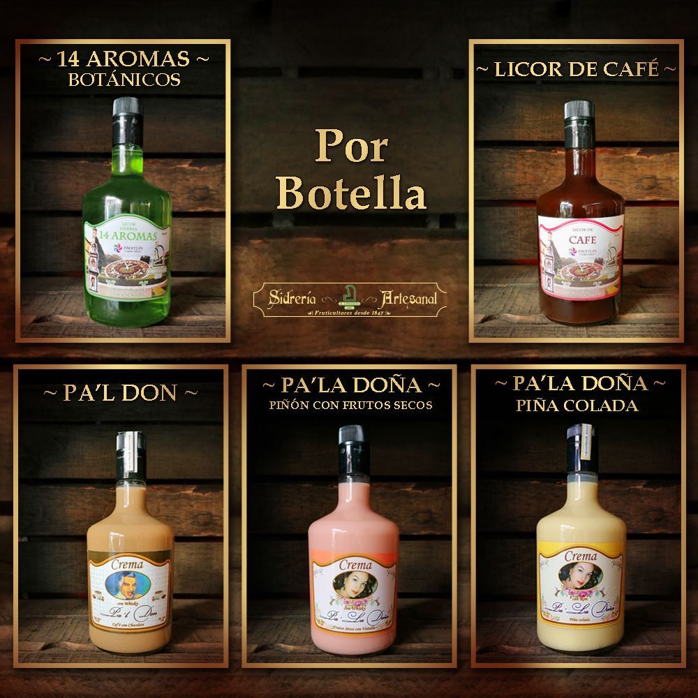 Cuatro botellas de licor de café se exhiben en un estante de madera.