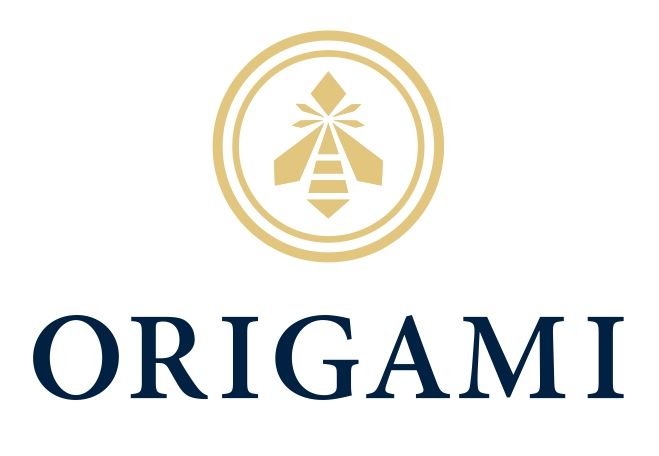 Logo ORIGAMI avec emblème doré et texte bleu marine sur fond blanc