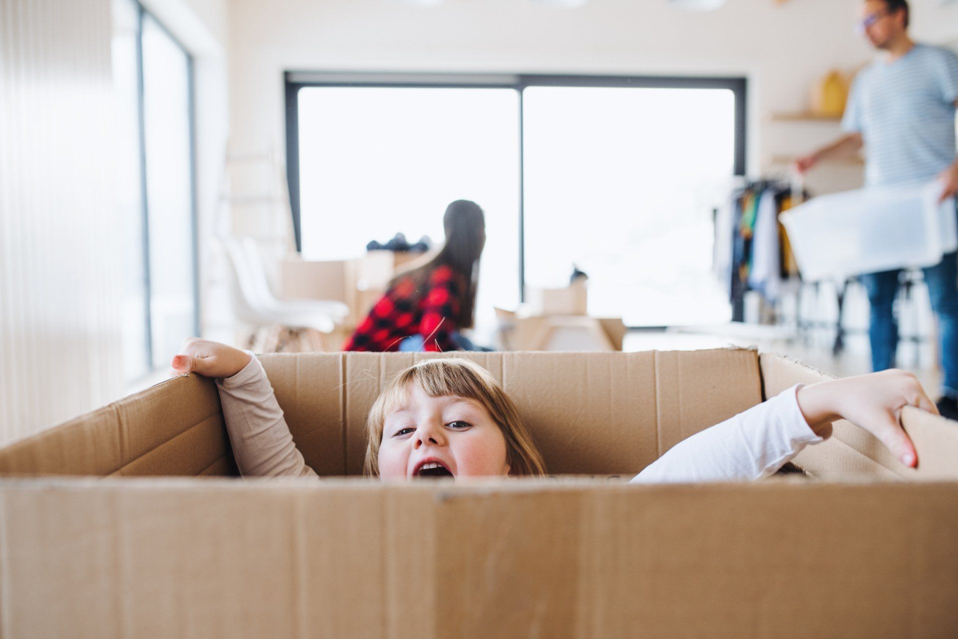 Small Cute Girl In Cardboard Box - Yaphank, NY - Certified Van Service