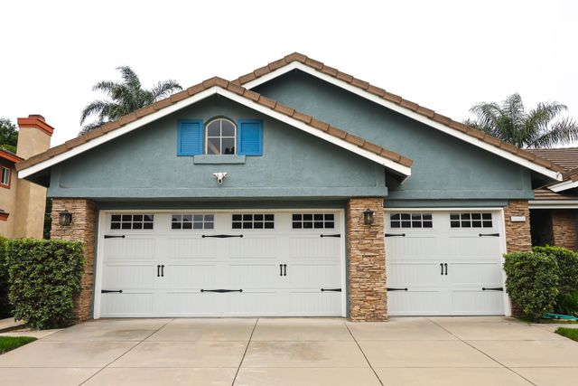 C.H.I Model 2283 Raised Panel 2” Insulated Garage Door in Plano, TX