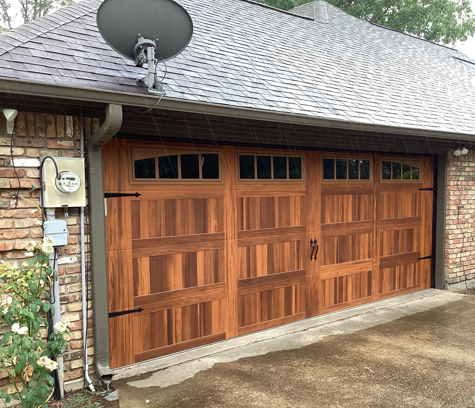 A Picture of A Garage Door  in Cedar Accent Woodtone