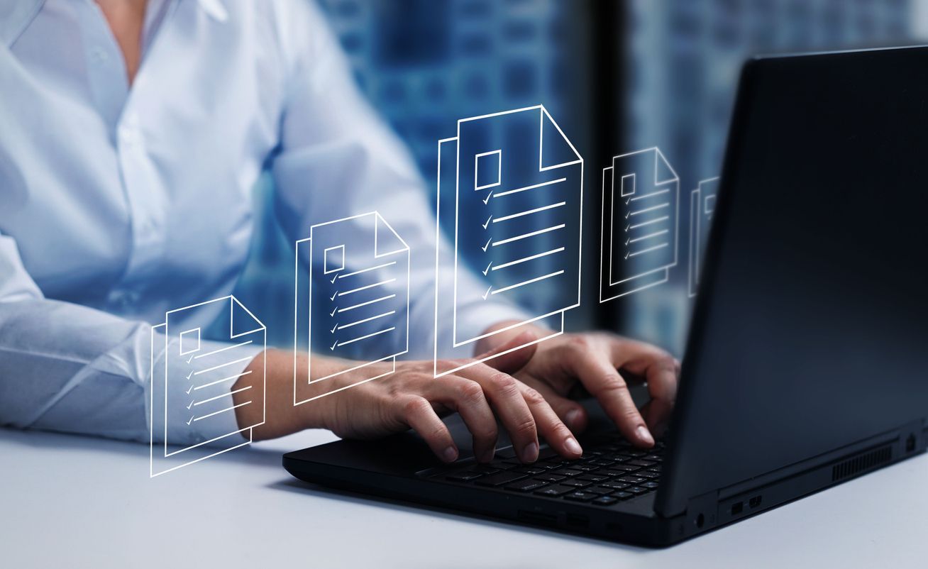 Persona escribiendo en una computadora portátil