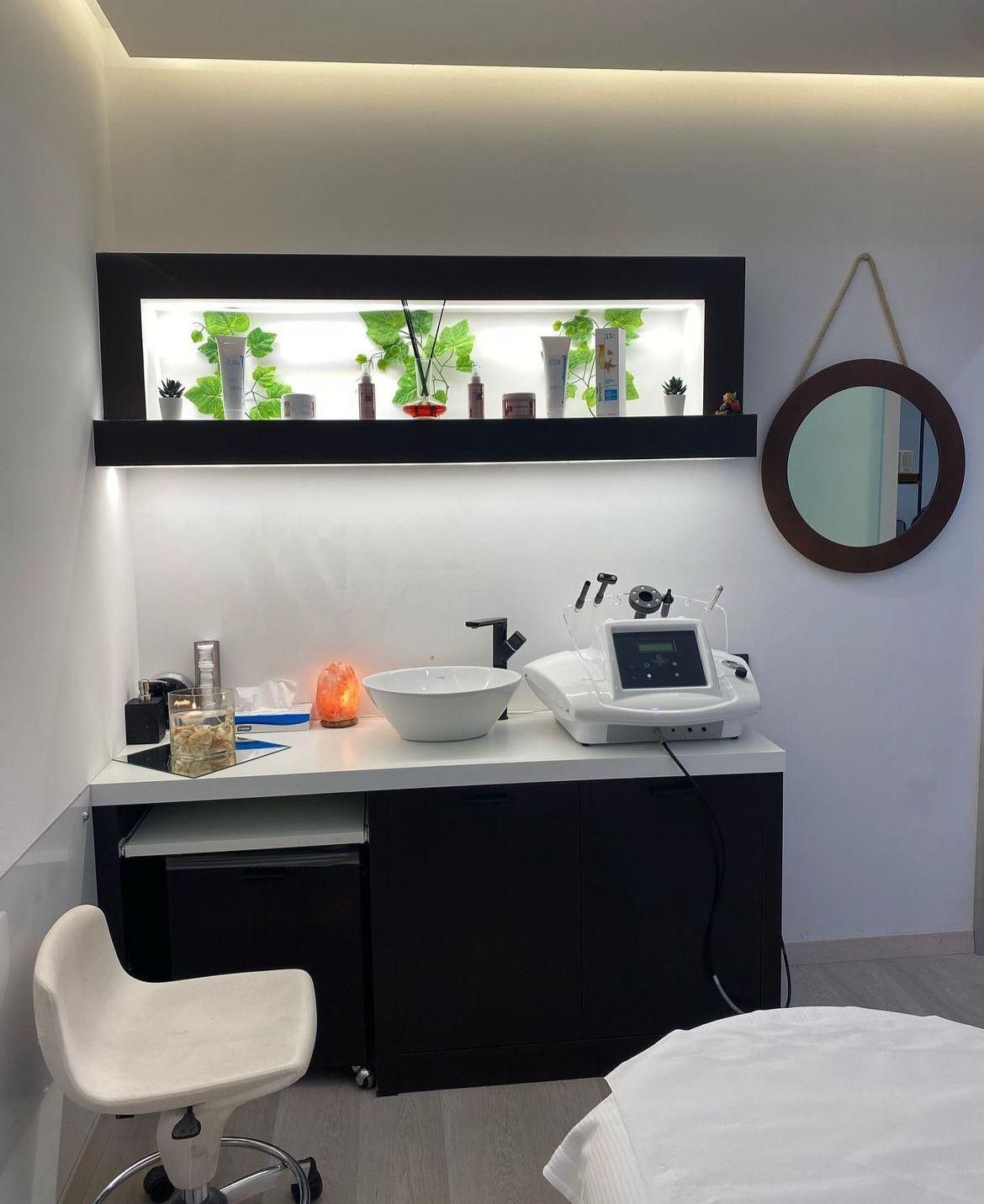 Una stanza con un tavolo, una sedia, un lavandino e uno specchio