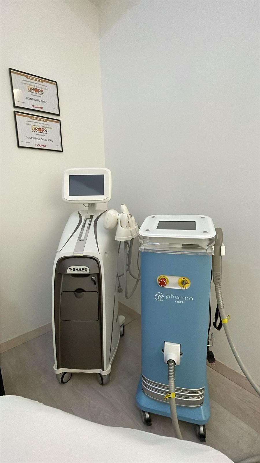 Due apparecchi per la depilazione laser sono posizionati uno accanto all'altro in una stanza.