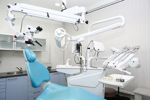 Lettino del dentista con strumentazioni varie