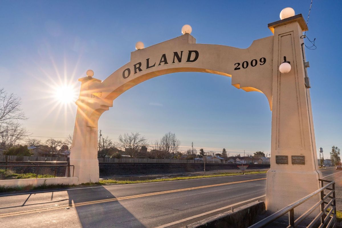 The sun is shining through the archway in orland.