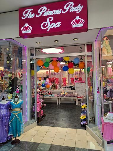 The entrance to the princess party spa is decorated with balloons and a crown.